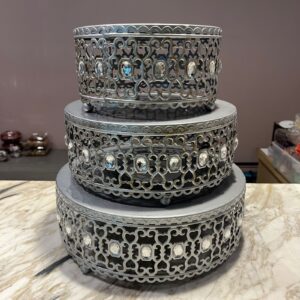 Bases plateadas con piedras